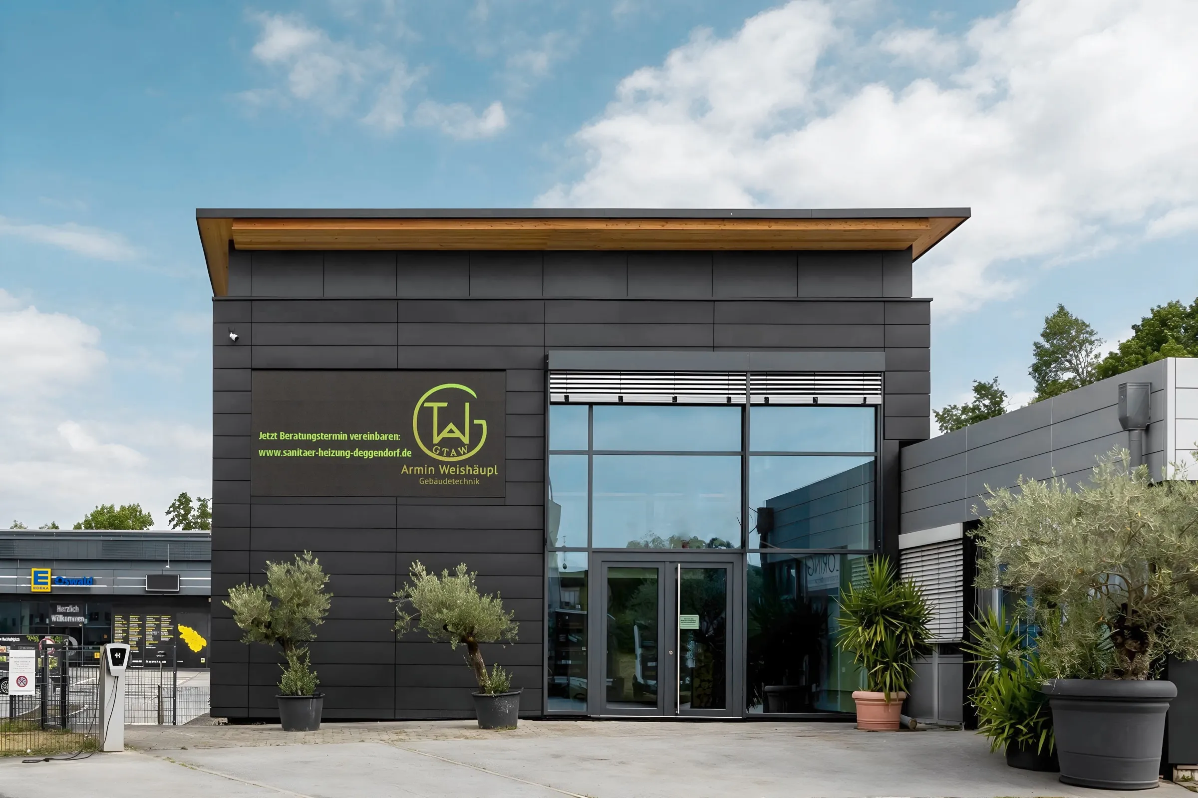 Firmensitz von GTAW Gebäudetechnik in Deggendorf – Eingang mit Logo