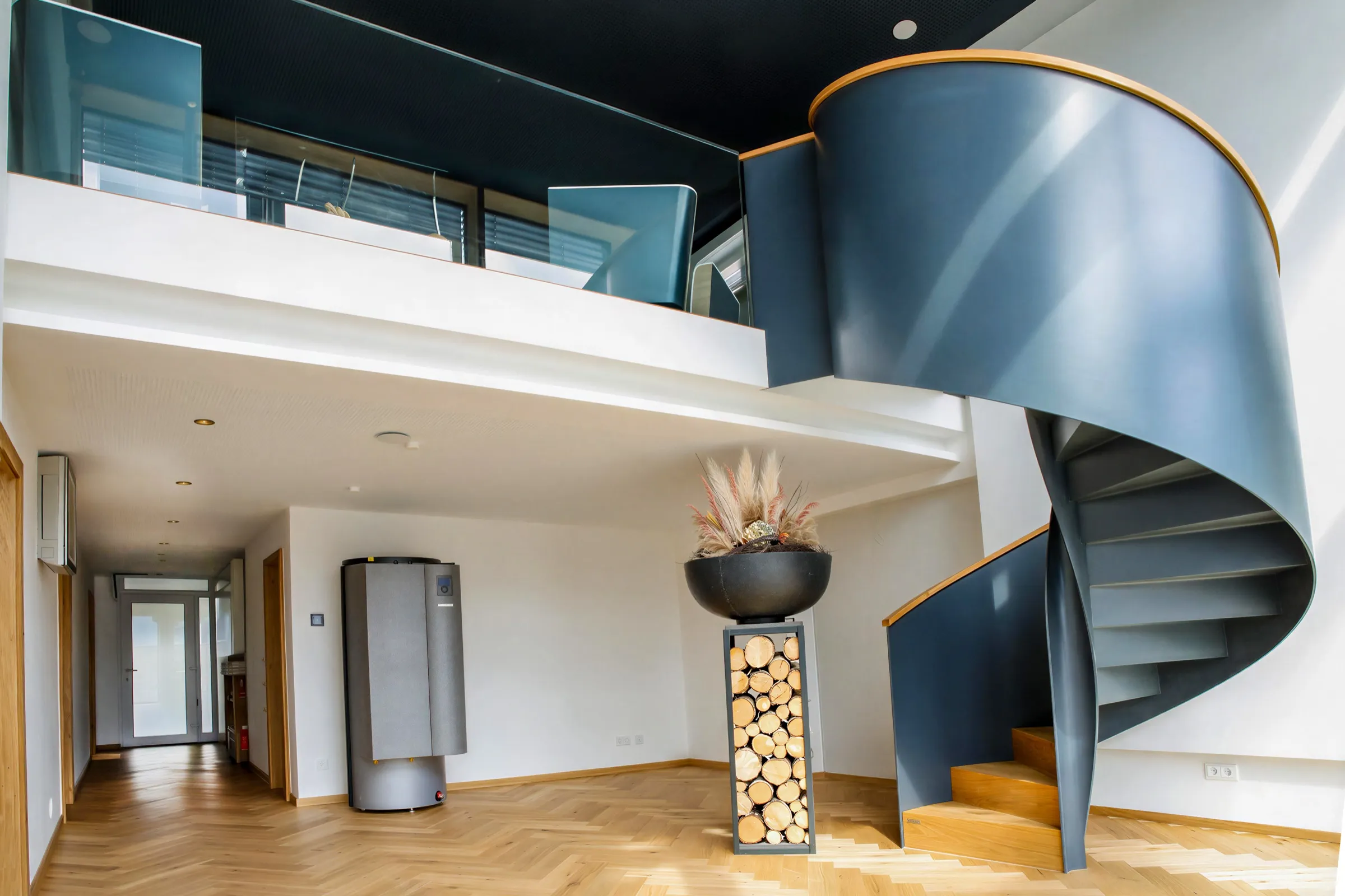 Foyer mit Wendeltreppe im GTAW-Firmengebäude in Deggendorf